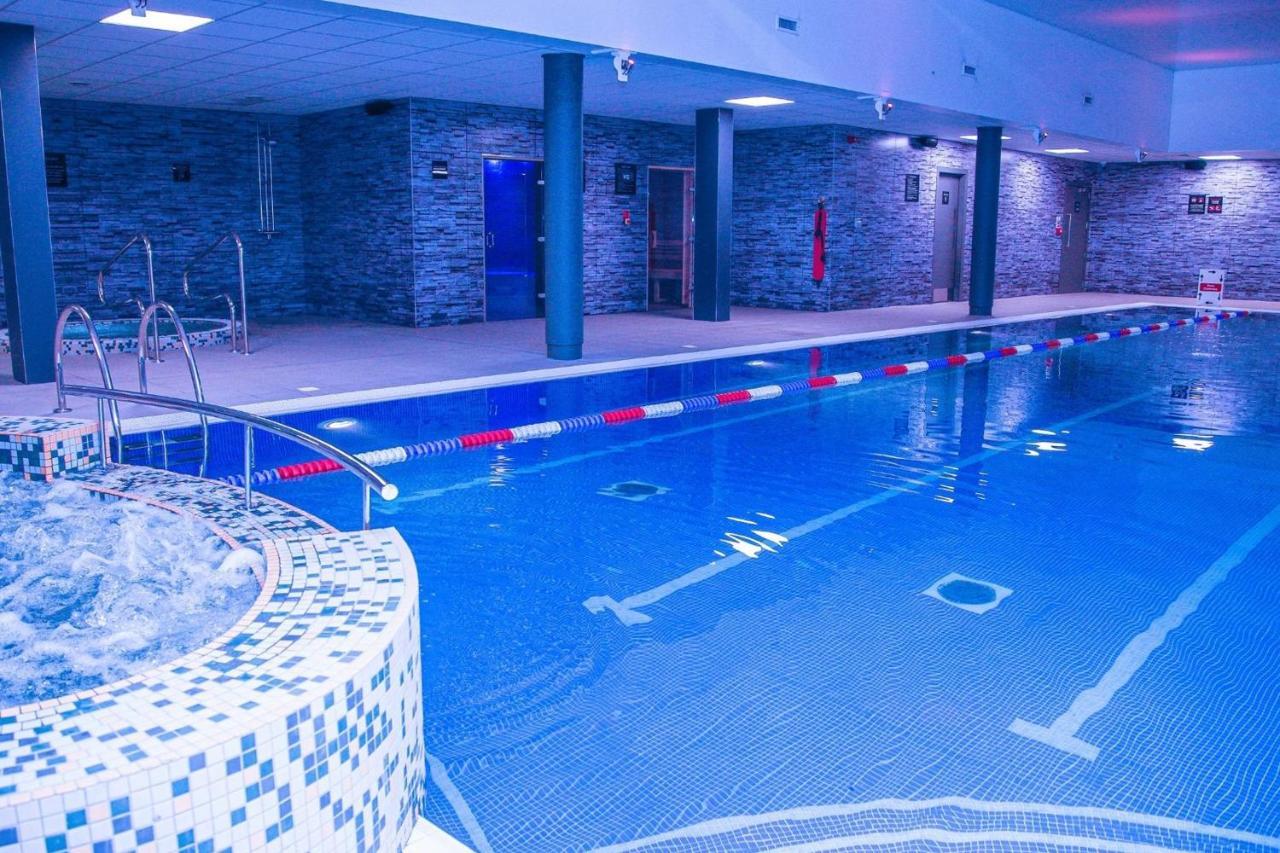 Village Hotel Брэкнэлл Экстерьер фото